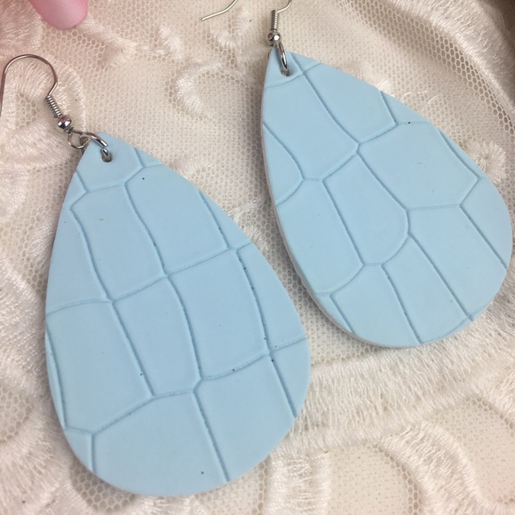 🌸STUNNING POWDER BLUE FAUX LEATHER EARRINGS.🌿 - Picture 2 of 4